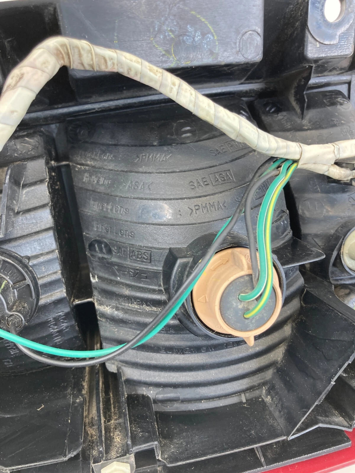 1999-2004 NISSAN PATHFINDER REAR RIGHT PASSENGER SIDE TAILLIGHT TAIL LIGHT LAMP