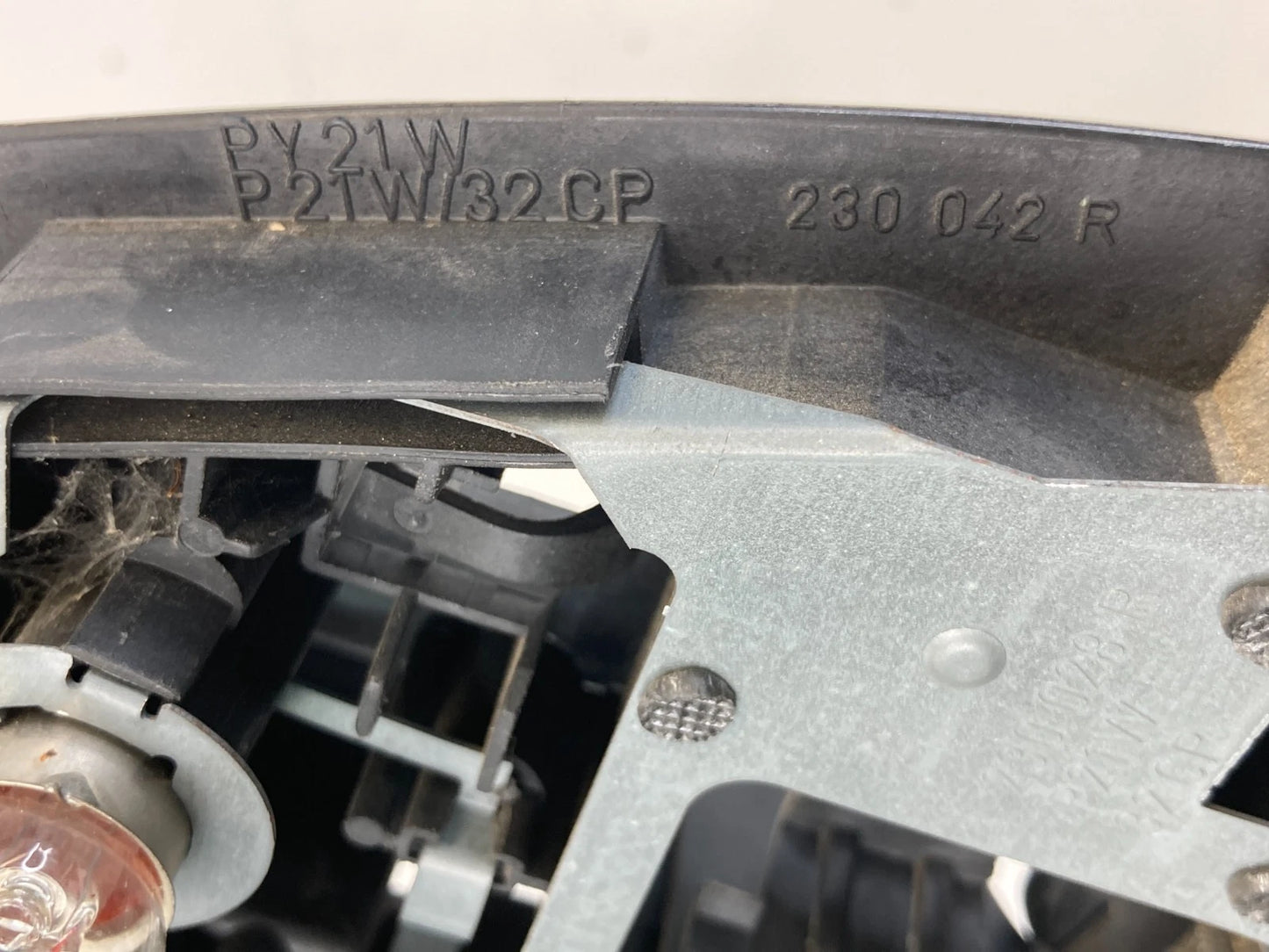 99 00 BMW 323I SEDAN REAR RIGHT TAIL LIGHT CARRIER BULB HOLDER 63218383100 OEM