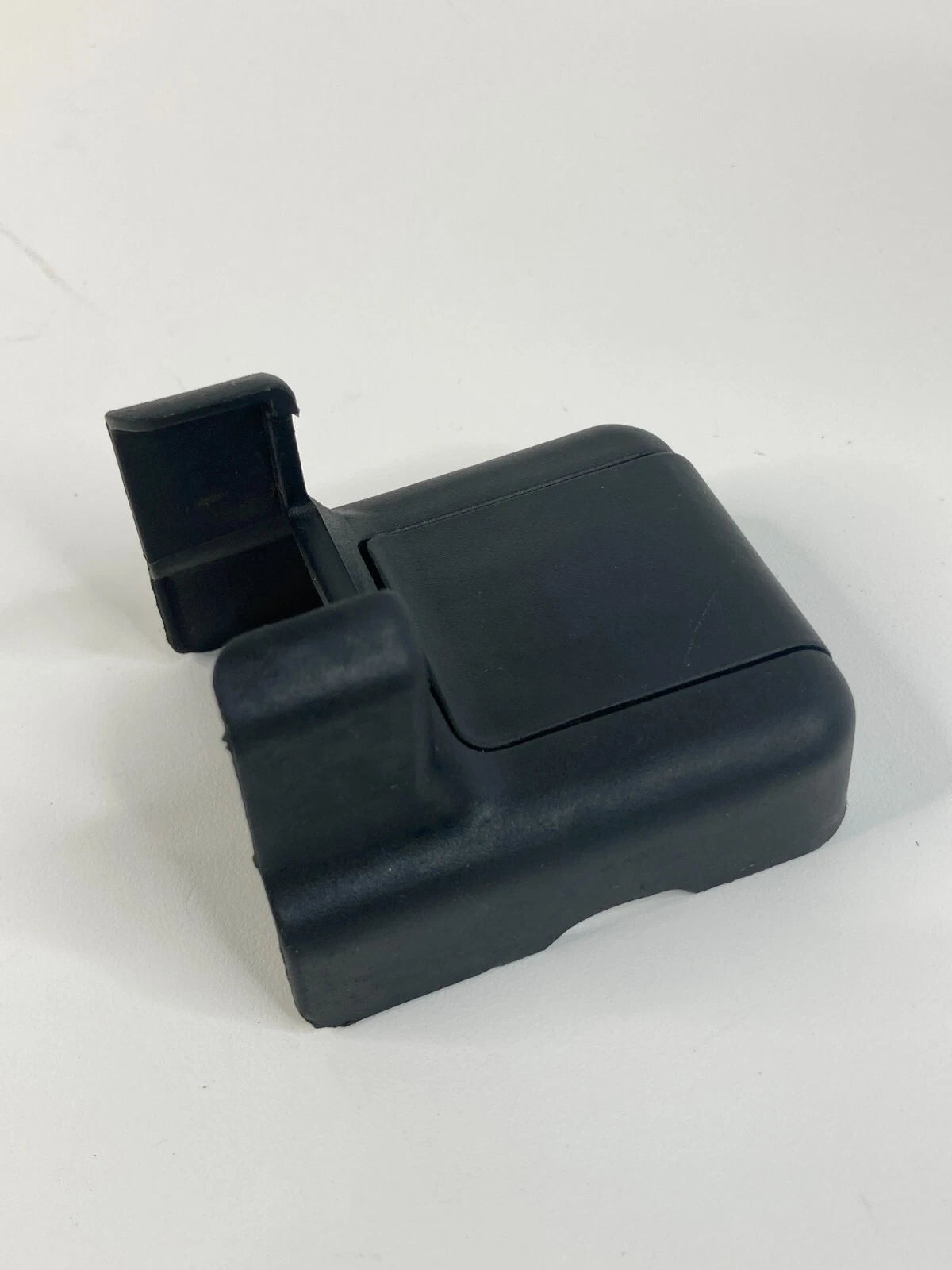 2011-2014 HYUNDAI SONATA FRONT LEFT SEAT TRACK FLOOR COVER END CAP BEZEL OEM