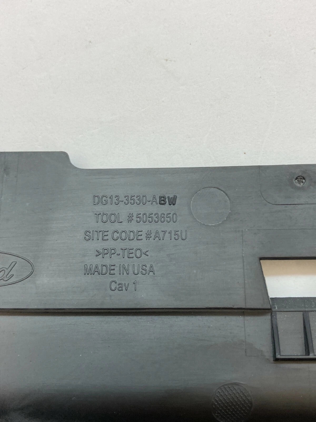 2013-2019 FORD TAURUS FLEX STEERING COLUMN UPPER COVER BEZEL TRIM DG133530AB OEM
