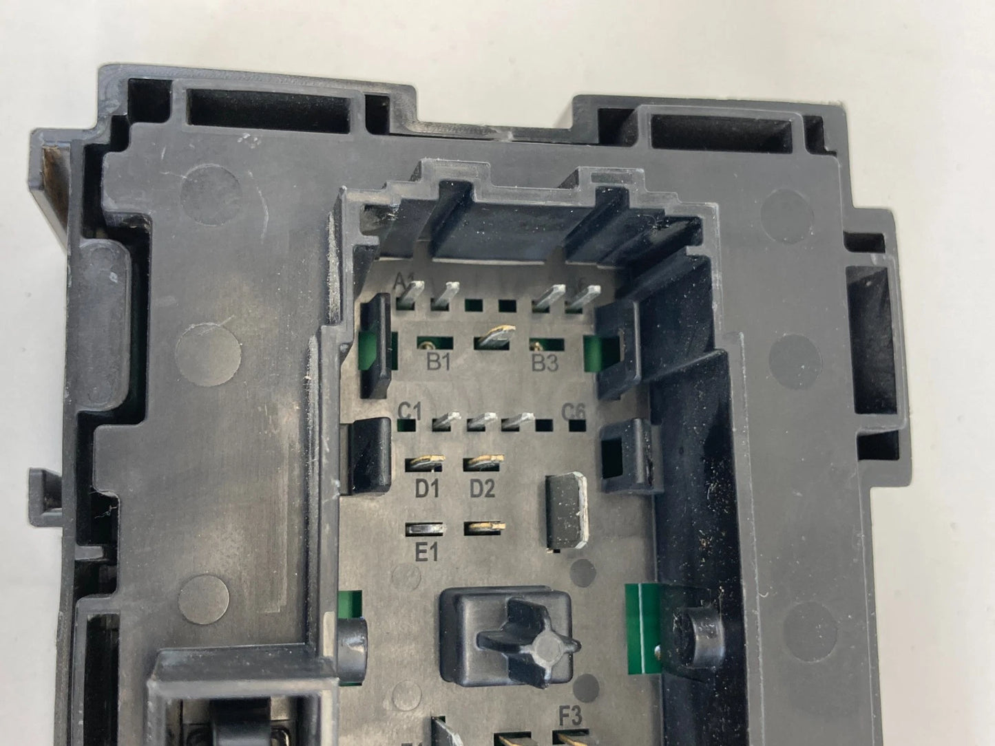 2007 GMC YUKON CHEVY TAHOE INSTRUMENT PANEL FUSE RELAY BOX COMPARTMENT 15839517