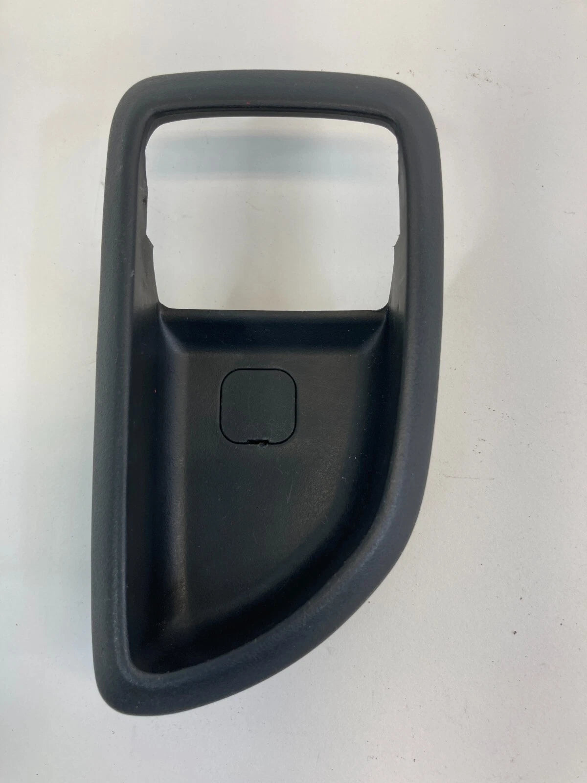 10-13 KIA SOUL FRONT RIGHT SIDE INNER DOOR HANDLE COVER BEZEL TRIM 82611-2K100