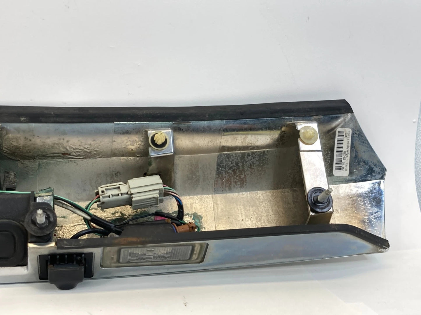 2010-2015 GMC TERRAIN TRUNK LID GARNISH LICENSE PLATE MOLDING BEZEL W/ CAMERA