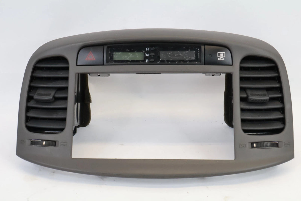 06-11 HYUNDAI ACCENT CENTER DASH RADIO CLIMATE BEZEL PANEL W VENTS & CLOCK OEM
