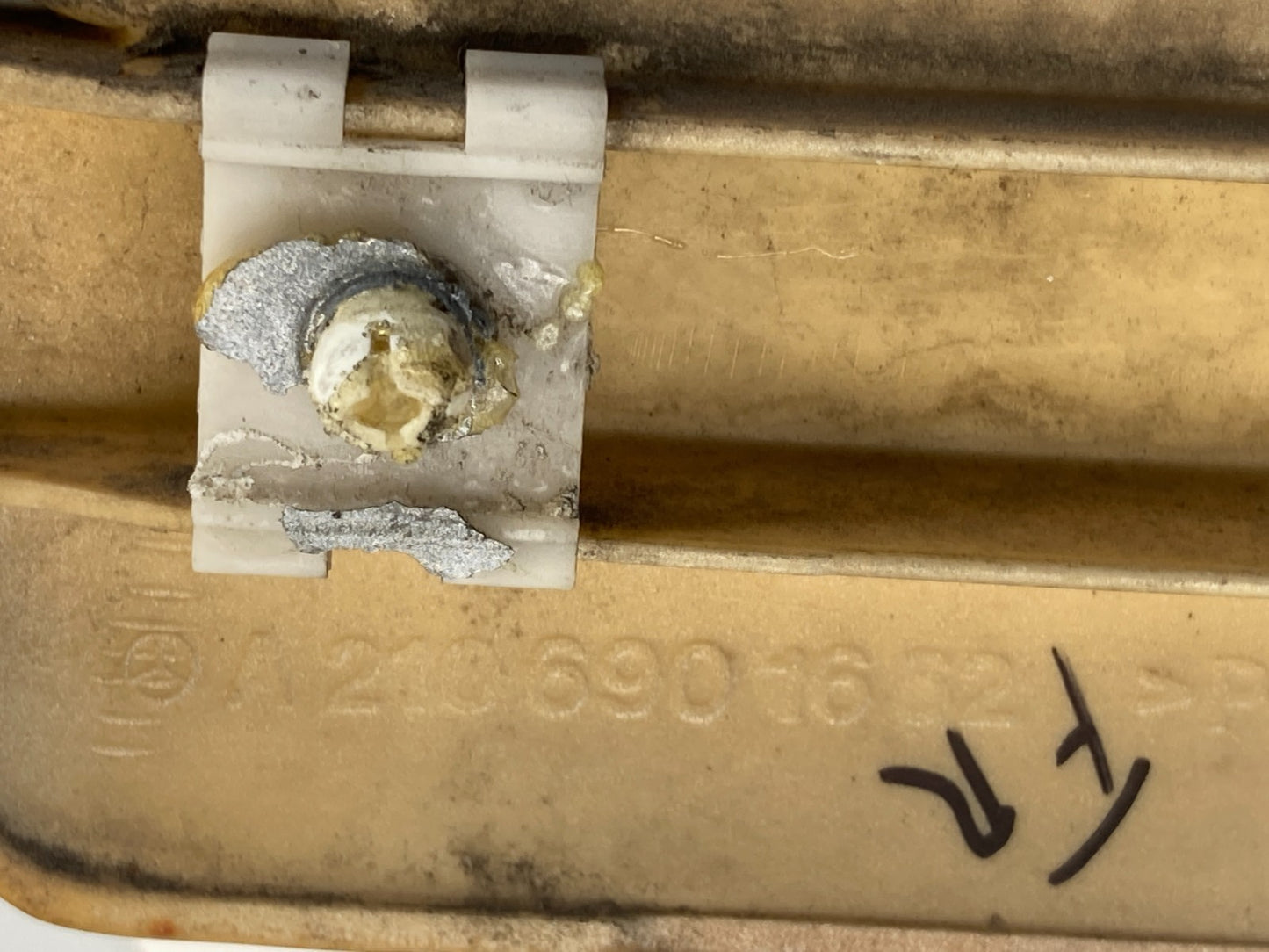 1999 Mercedes-Benz E430 Front Right Passenger Fender Molding Trim 2106901662 OEM