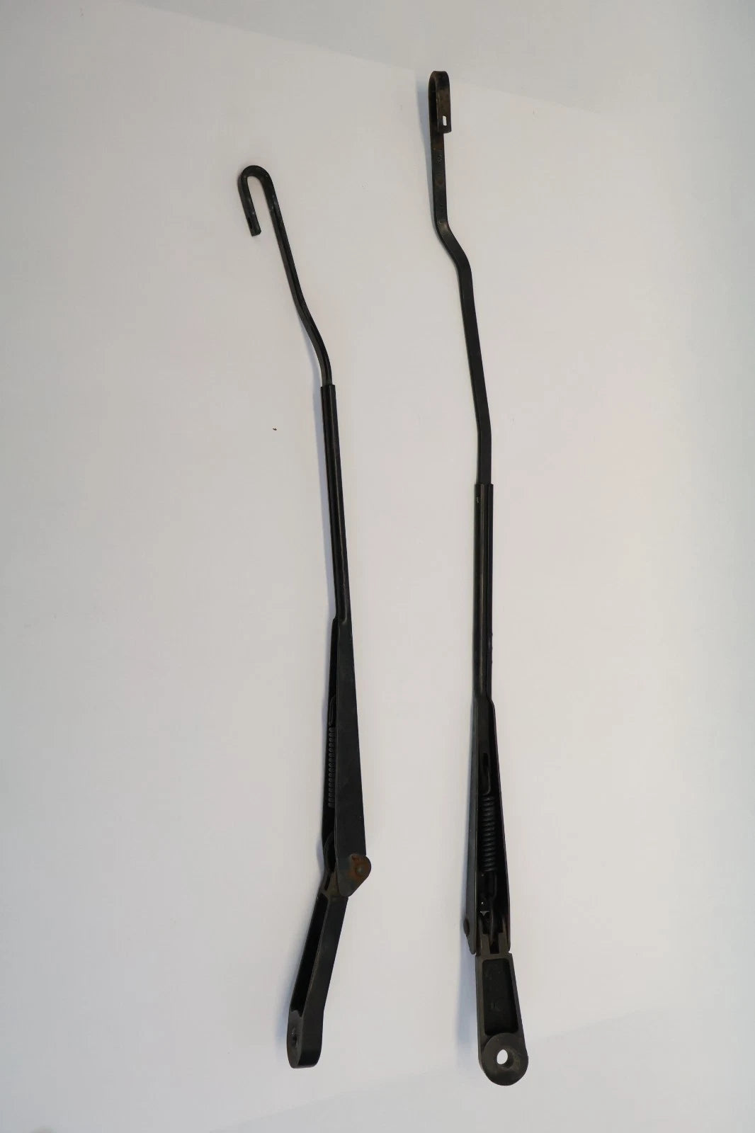 1998-2010 VOLKSWAGEN BEETLE FRONT LEFT & RIGHT WINDSHIELD WIPER ARM SET OEM