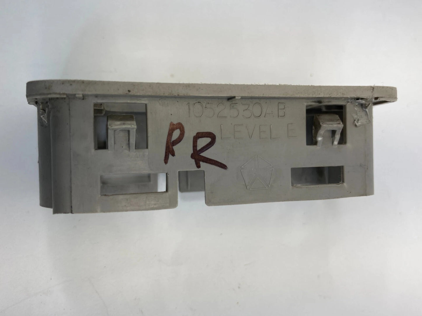05 06 DODGE MAGNUM REAR RIGHT DOOR WINDOW SWITCH BEZEL TRIM COVER 95295B OEM