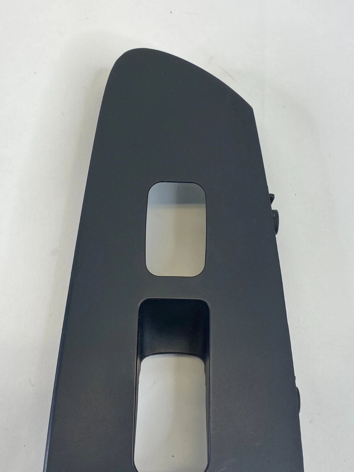 2010-2013 KIA FORTE FRONT RIGHT PASSENGER WINDOW SWITCH TRIM BEZEL 201006192