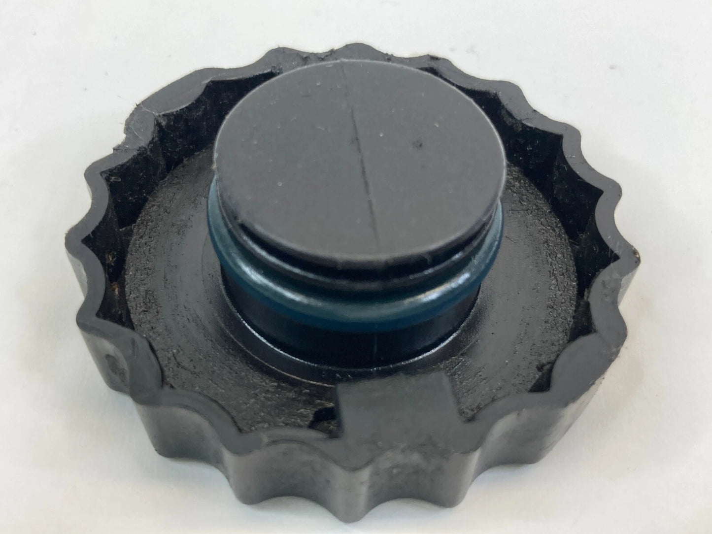 2008-2010 CHRYSLER TOWN & COUNTRY POWER STEERING FLUID RESERVOIR TANK CAP COVER