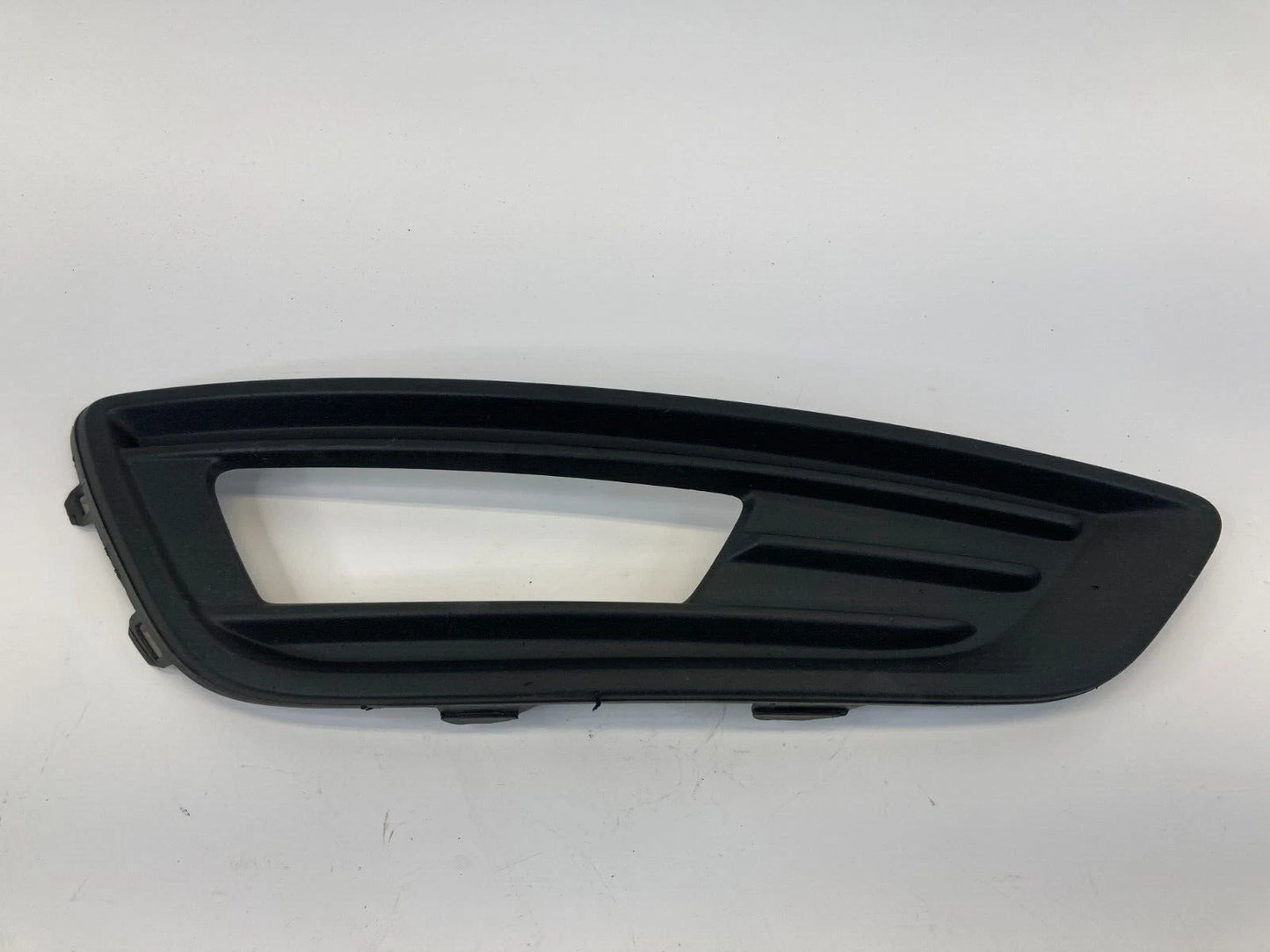 2015-2018 FORD FOCUS BUMPER RIGHT FOG LIGHT BRACKET COVER TRIM F1EB-15A298-A