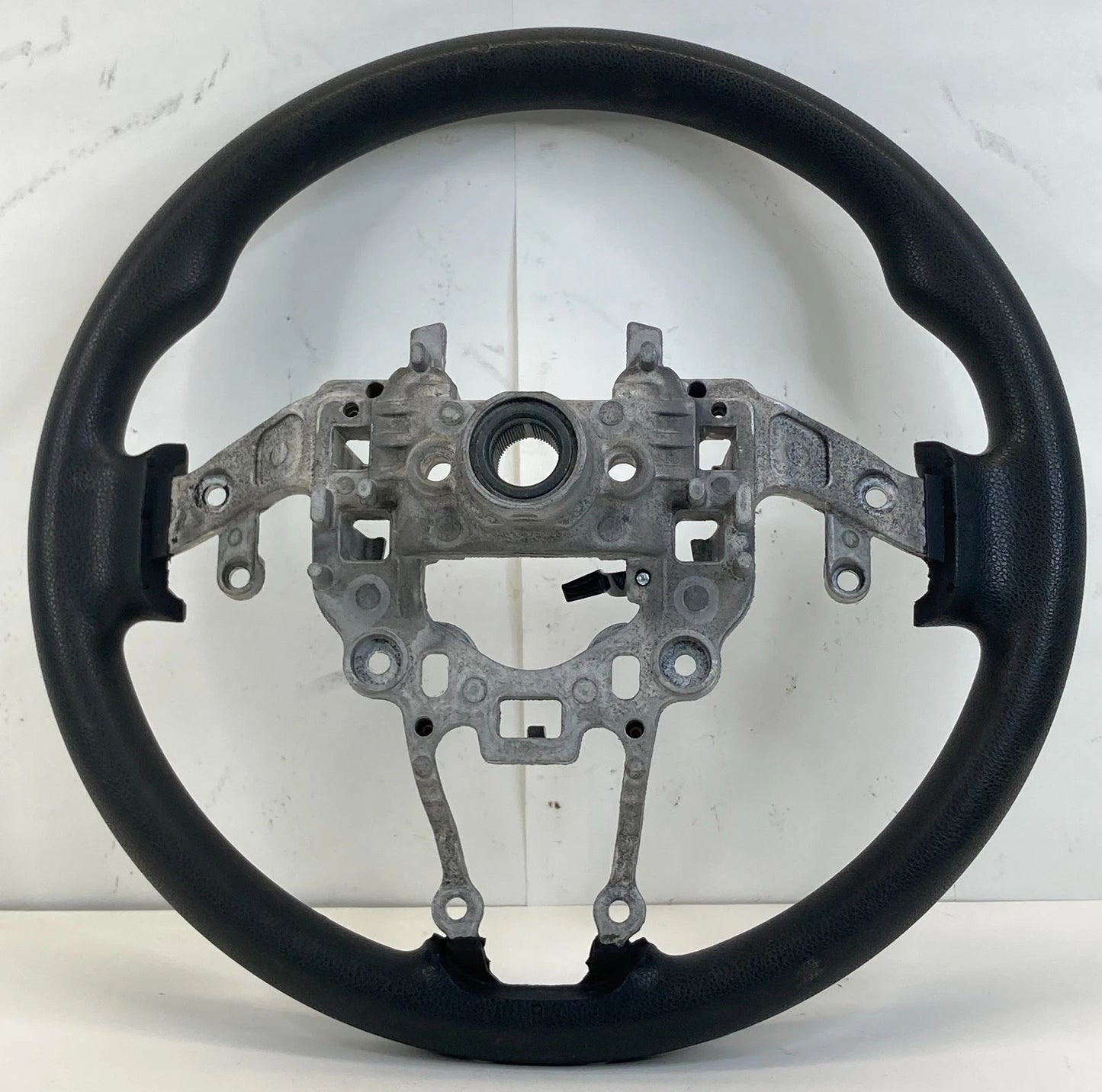 2016-2018 KIA SORENTO FRONT LEFT DRIVER SIDE STEERING WHEEL RING WITHOUT LEATHER