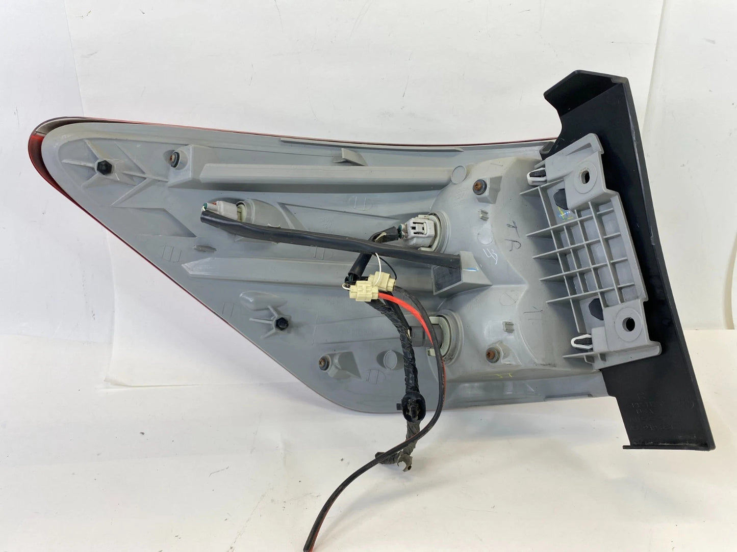 2013-2016 NISSAN PATHFINDER RIGHT PASSENGER REAR OUTER TAIL LIGHT ASSEMBLY OEM