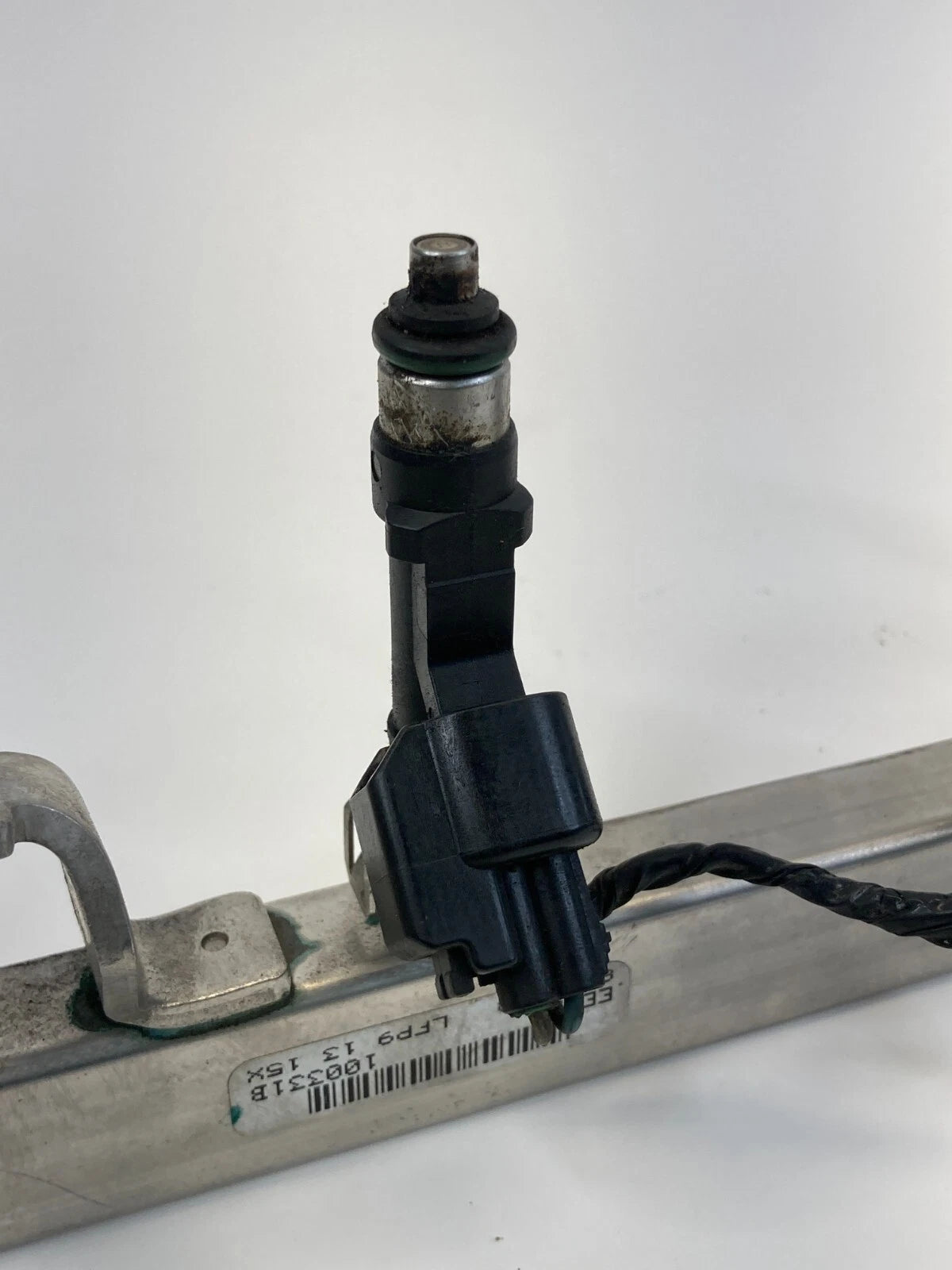 08-11 FORD FOCUS 13-20 FUSION AT FUEL INJECTION RAIL W/ INJECTORS 4M5G9D280D OEM