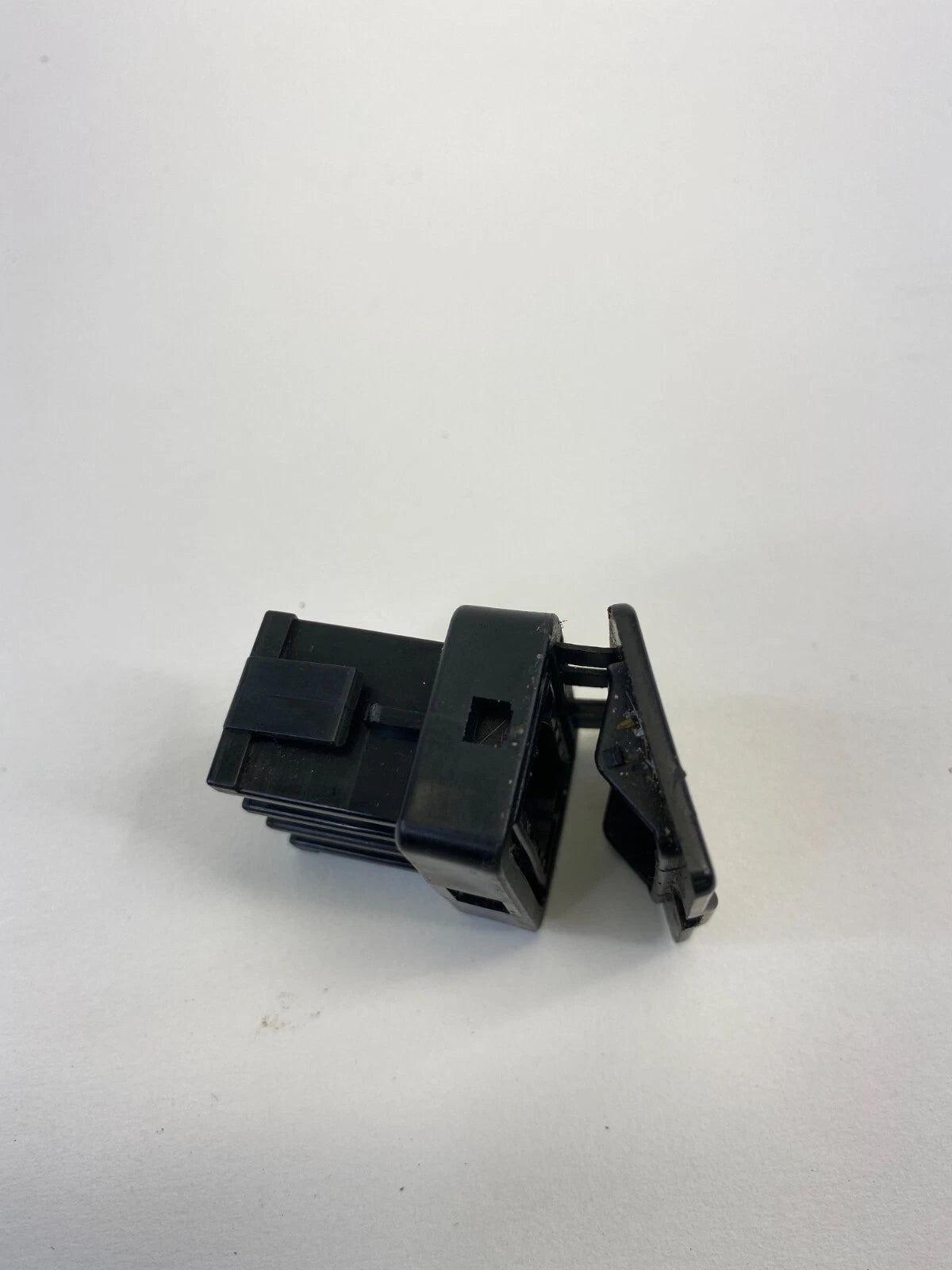 2008-2010 SCION XB CENTER CONSOLE IPOD AUX JACK SWITCH TRIM BEZEL 86190-12030