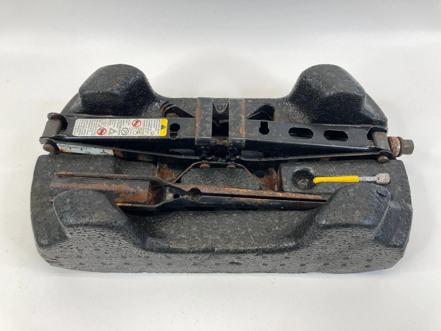 04-07 GRAND PRIX LACROSSE EMERGENCY SPARE TIRE JACK & TOOL LUG WRENCH 22722565
