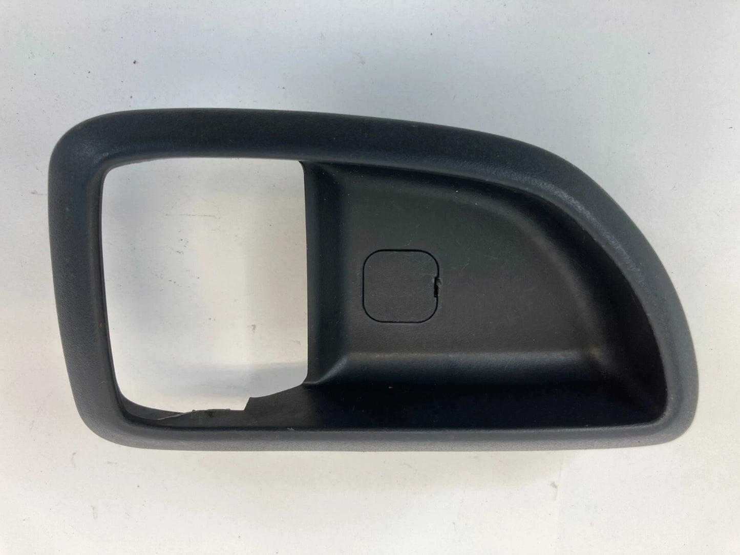 10-13 KIA SOUL FRONT RIGHT SIDE INNER DOOR HANDLE COVER BEZEL TRIM 82611-2K100