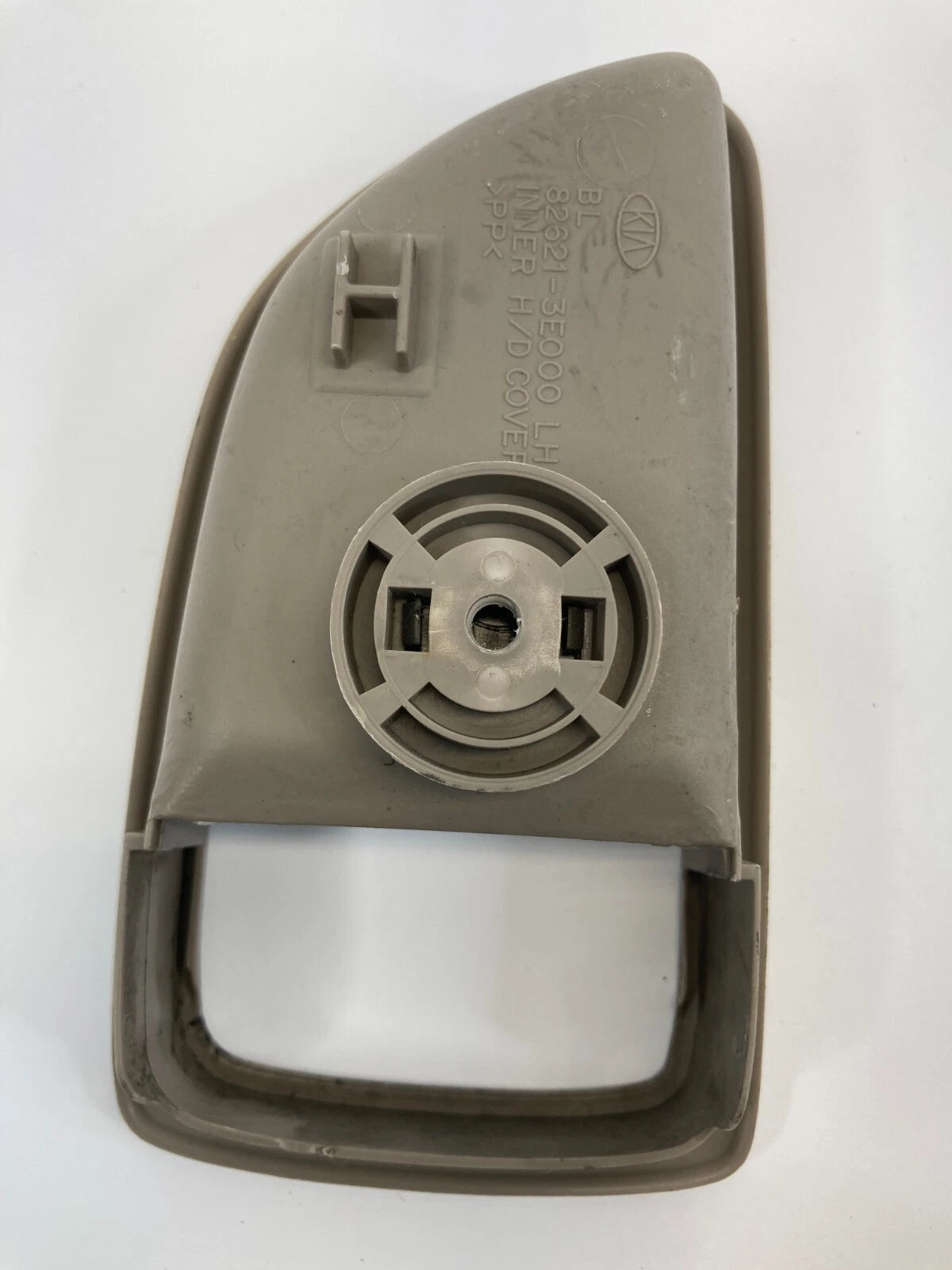03-09 KIA SORENTO FRONT LEFT DRIVER SIDE INNER DOOR HANDLE BEZEL TRIM 826213E000