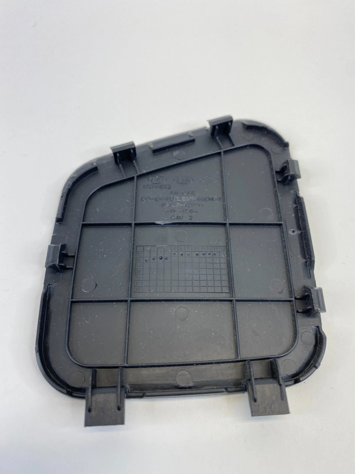 2013-2018 HYUNDAI SANTA FE REAR RIGHT QUARTER PANEL ACCESS COVER OEM 85737-4Z000