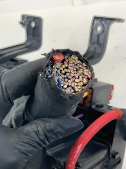 2010 2011 2012 FORD FUSION 2.5L ENGINE COMPARTMENT FUSE RELAY JUNCTION BOX OEM