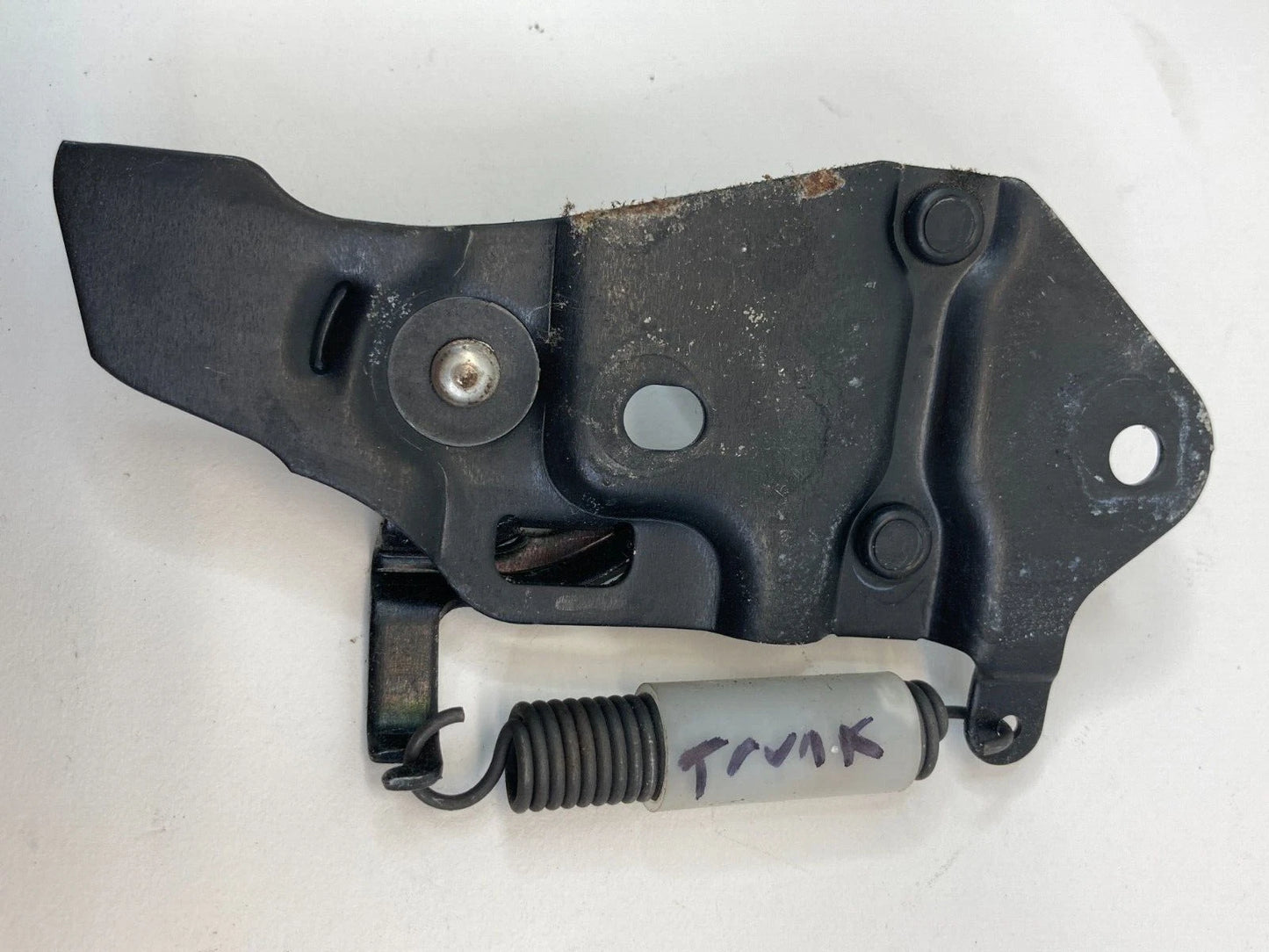 2008 09 10 11 12 2013 INFINITI G37 REAR TRUNK LID LOCK LATCH STRIKER ASSEMBLY