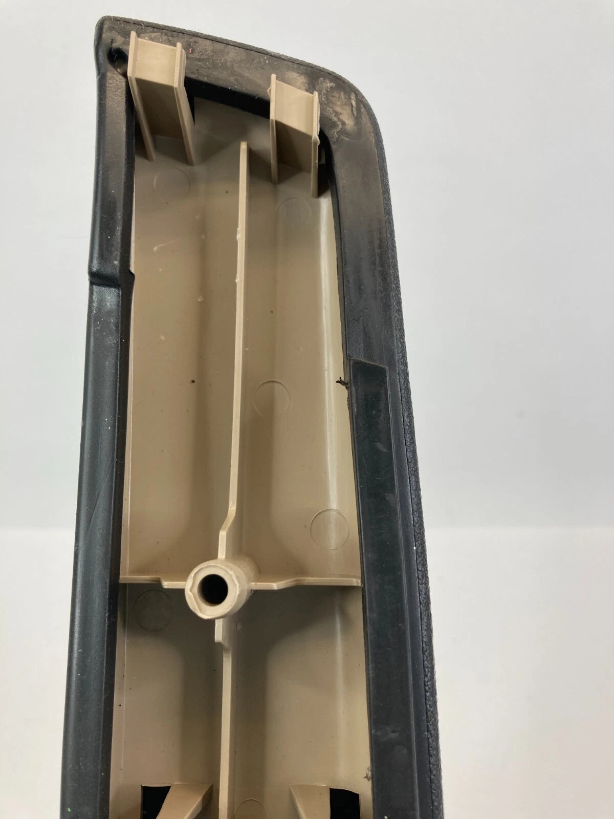 06 07 PONTIAC TORRENT FRONT RIGHT SIDE INNER TRIM DOOR ARMREST ARM REST PANEL