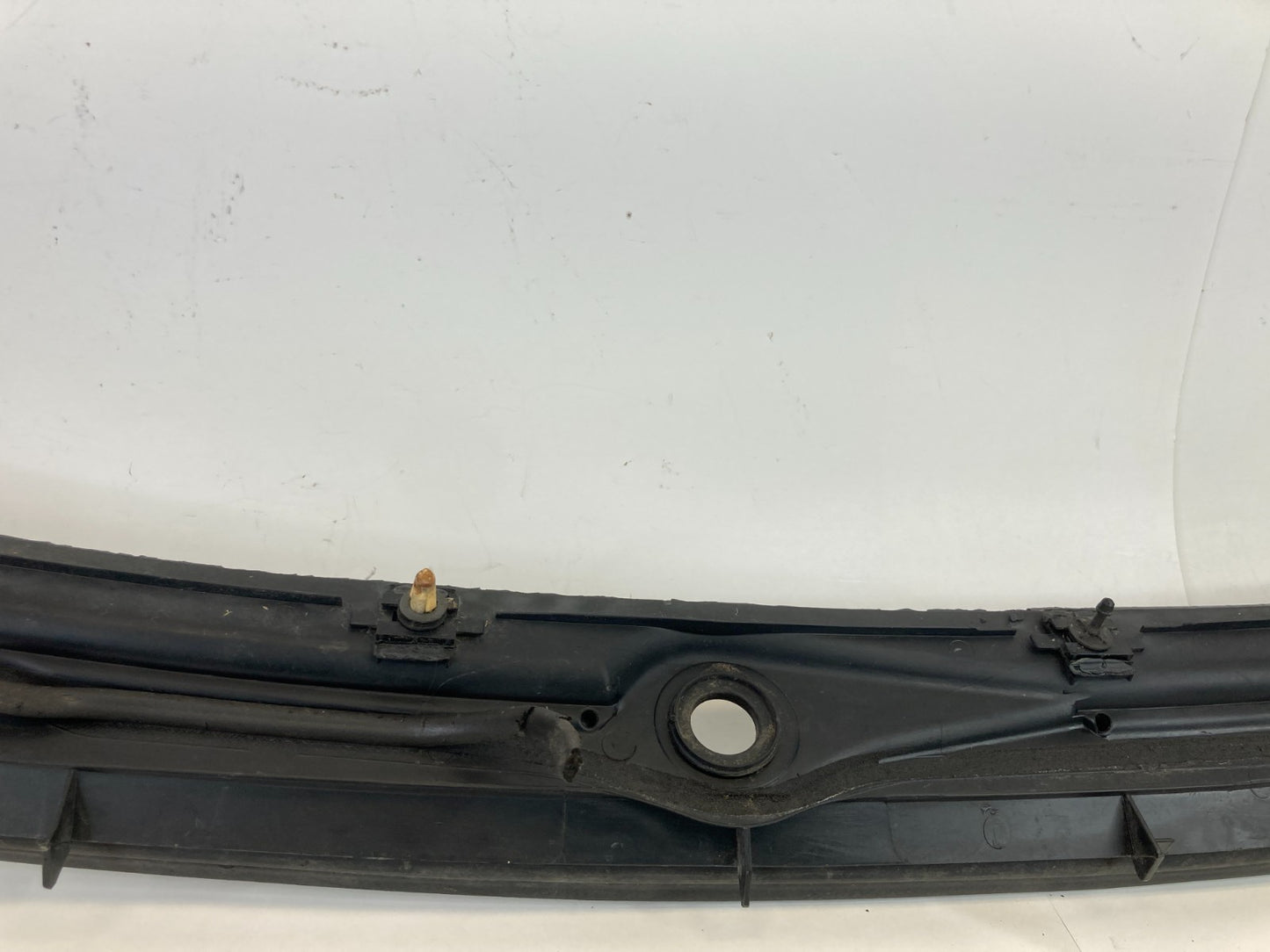 1999 2000 BMW 323i Front Lower Windshield Cowl Panel Cover Top Trim 8-208-483