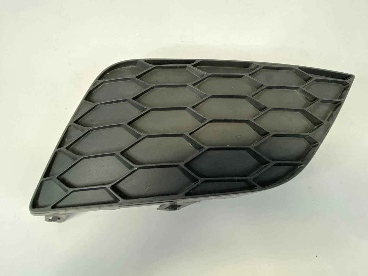 16-19 NISSAN SENTRA FRONT RIGHT SIDE FOG LIGHT LAMP GRILLE COVER 622564AF0B OEM