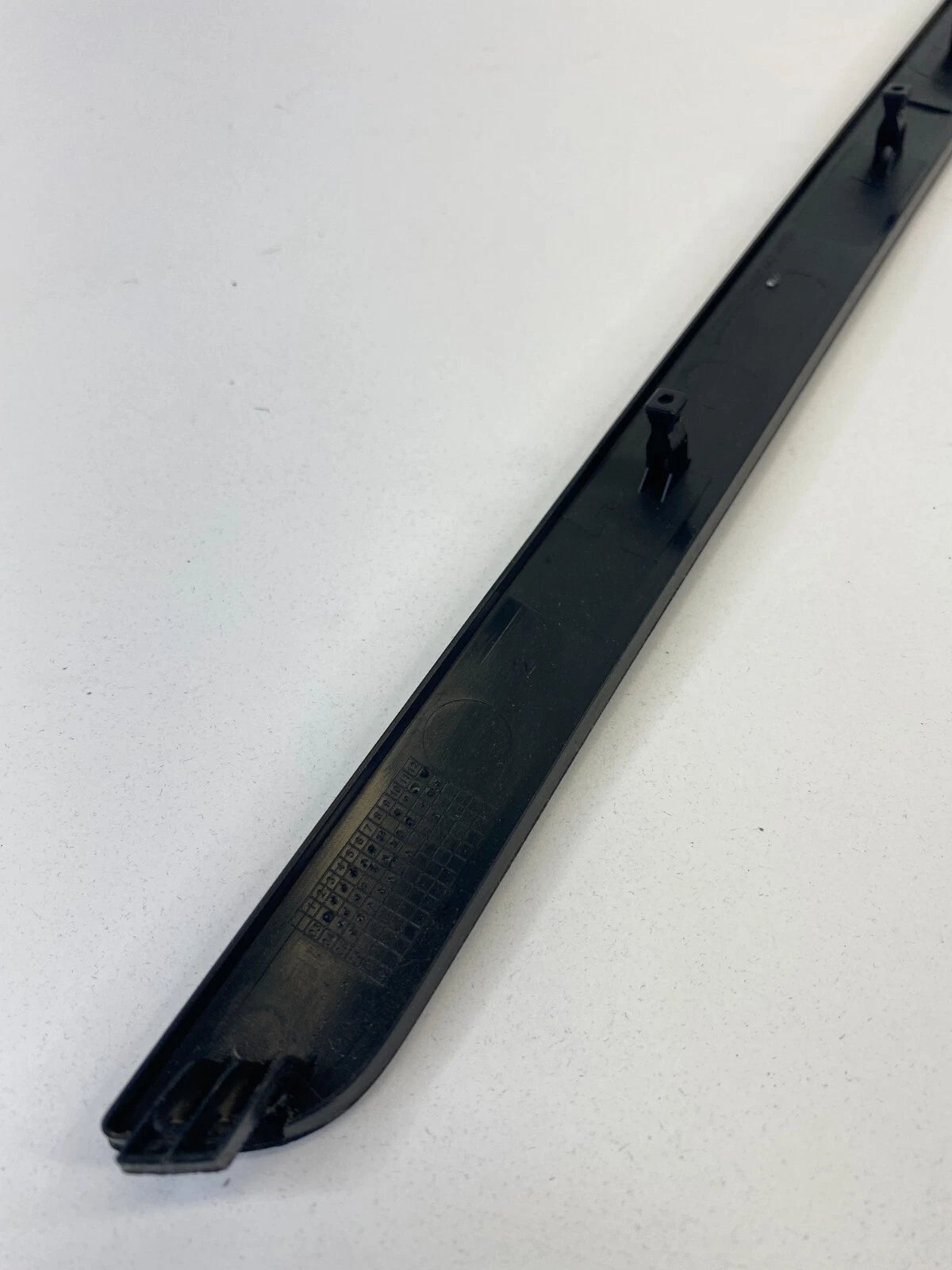 2005-2009 VOLKSWAGEN JETTA FRONT RIGHT PASSENGER DOOR TRIM MOLDING 1K4-867-440