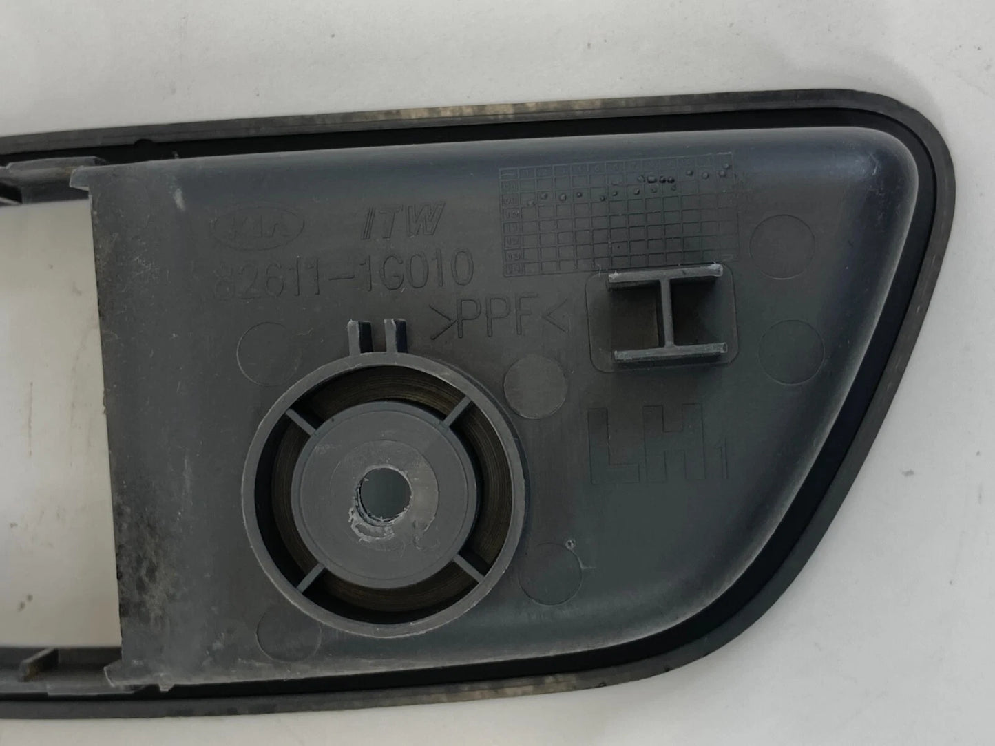 2009-2011 KIA RIO FRONT LEFT SIDE INTERIOR DOOR HANDLE BEZEL TRIM 82611-1G010