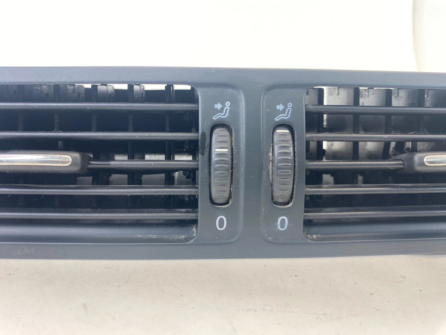 2006-2010 VW PASSAT 2009-2011 VW CC CENTER DASH AC AIR VENT 3C1819728F OEM