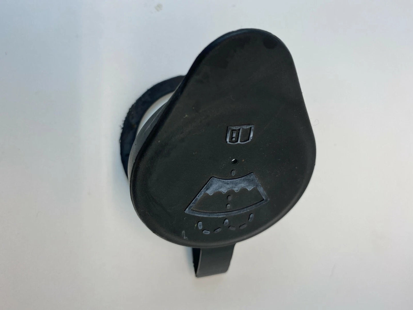2006-2013 CHEVROLET IMPALA WINDSHIELD WASHER FLUID RESERVOIR CAP LID
