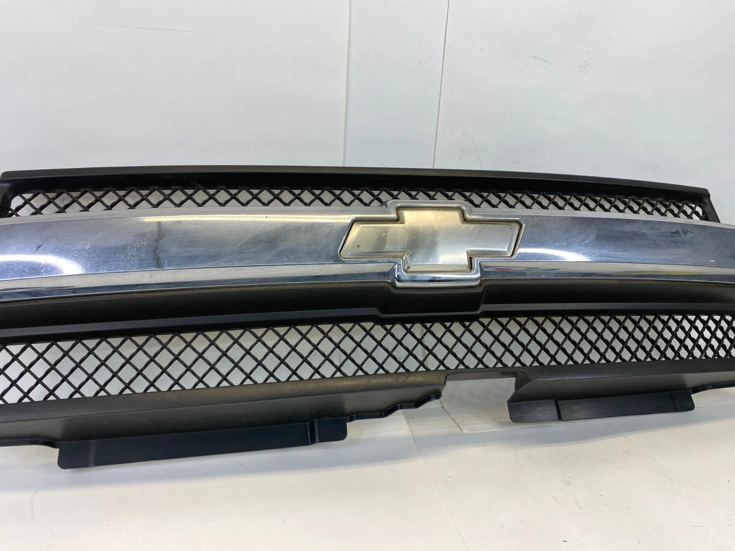 2002-2008 CHEVROLET TRAILBLAZER FRONT GRILLE W/ EMBLEM CHROME 10358107 OEM