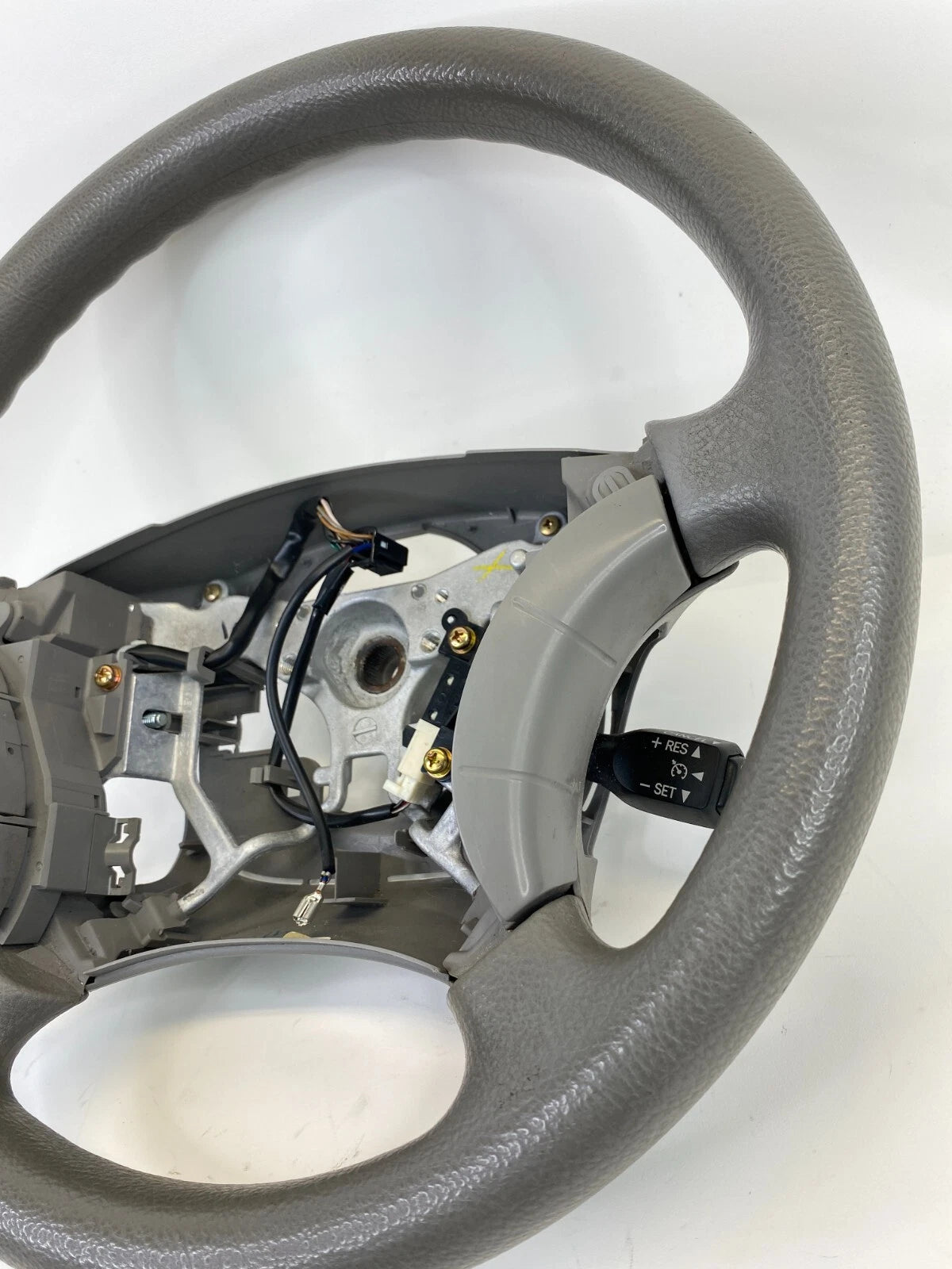 2004-2006 TOYOTA SIENNA STEERING WHEEL W/ AUDIO & CRUISE CONTROL SWITCHES OEM