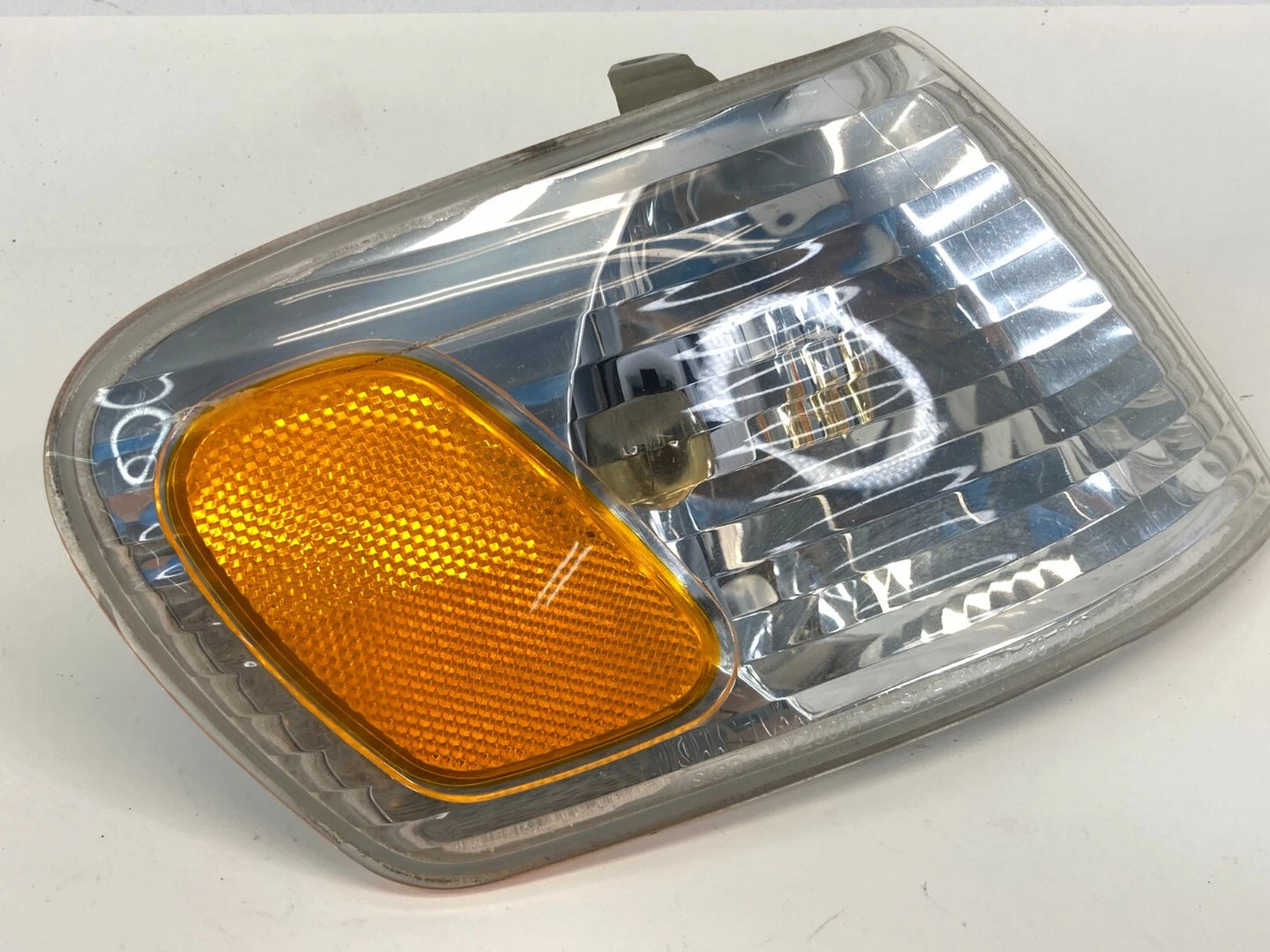 2001 2002 TOYOTA COROLLA RIGHT PASSENGER CORNER PARK TURN SIGNAL LIGHT LAMP