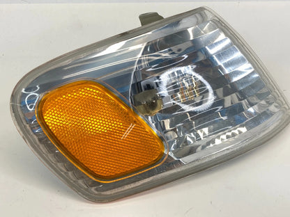 2001 2002 TOYOTA COROLLA RIGHT PASSENGER CORNER PARK TURN SIGNAL LIGHT LAMP