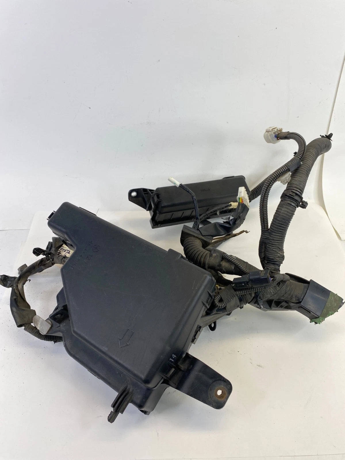 2004-2009 Toyota Prius 1.5L AT Engine Compartment Fuse Relay Box w Small Fuse