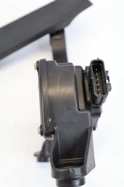 2009-2014 HYUNDAI SONATA ACCELERATOR GAS PEDAL W/ TRAVEL SENSOR 32700-3Q100
