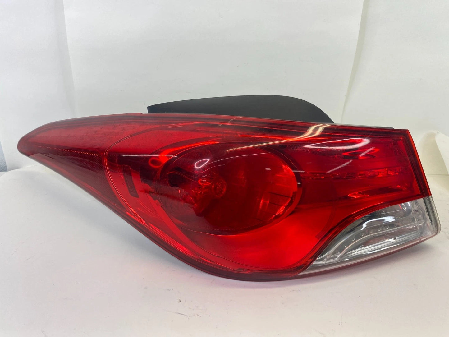 2011-2013 HYUNDAI ELANTRA SEDAN REAR LEFT SIDE OUTER TAILLIGHT LAMP 92401-3Y OEM