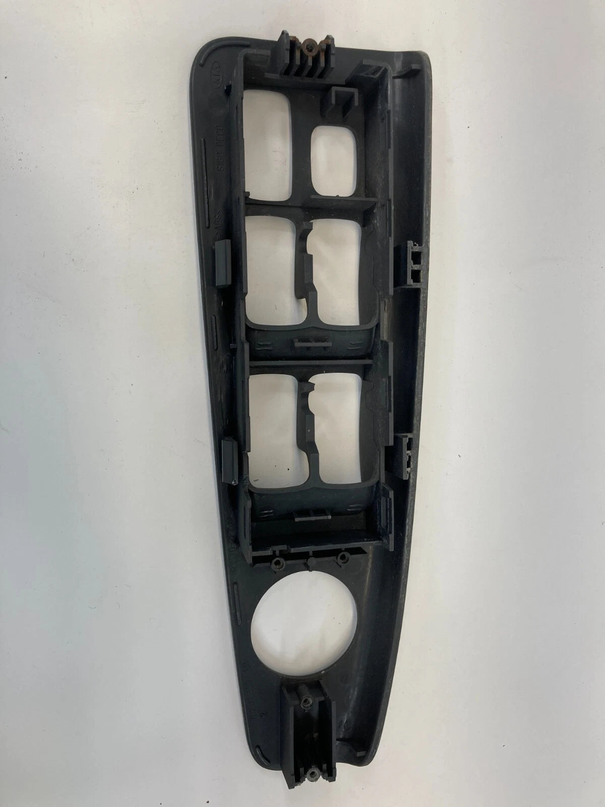 2002-2006 KIA SPECTRA SEDAN 4-DR FRON LEFT DOOR WINDOW SWITCH BEZEL 612W21430