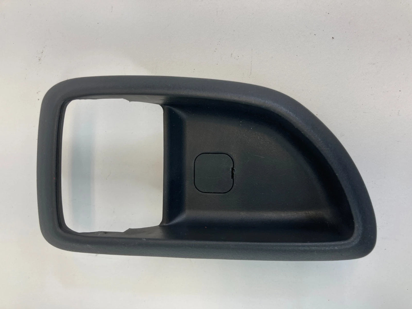 10-13 KIA SOUL FRONT RIGHT SIDE INNER DOOR HANDLE COVER BEZEL TRIM 82611-2K100
