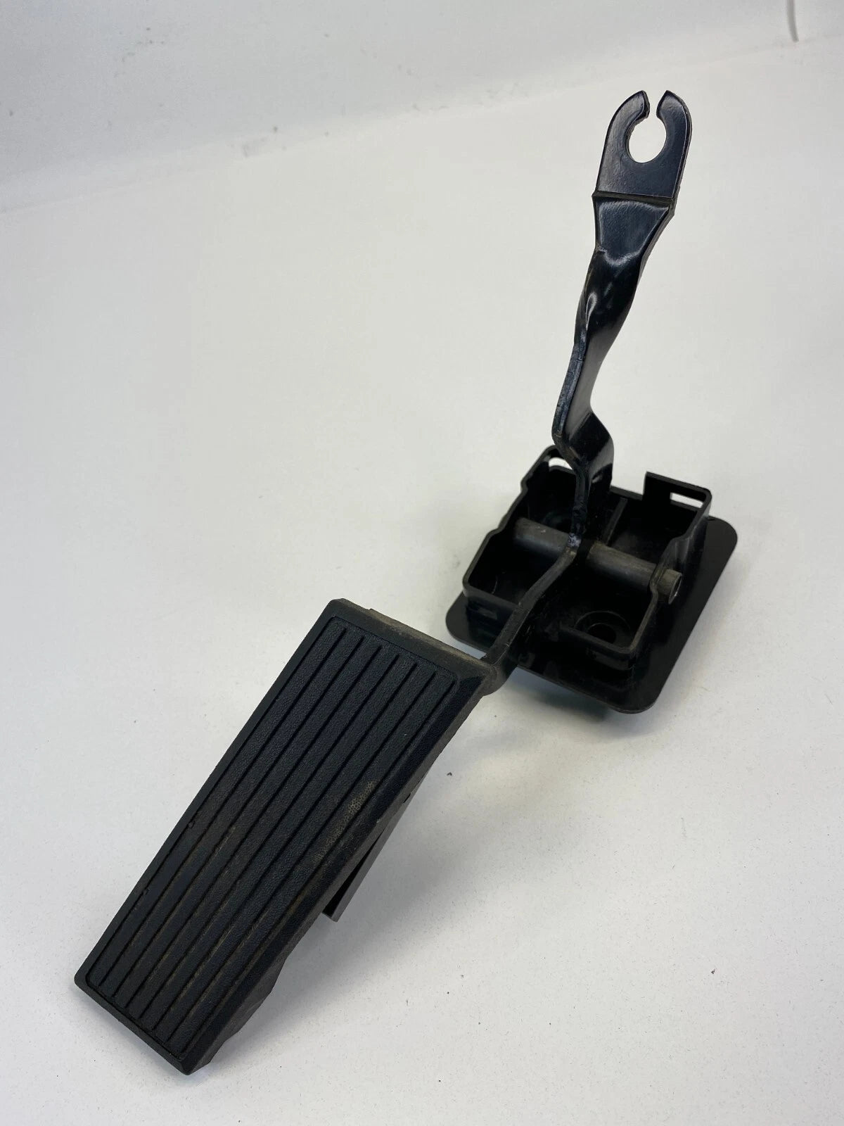 2006 CHRYSLER SEBRING ACCELERATOR GAS PEDAL ASSEMBLY ARM UNIT 04891585AC OEM