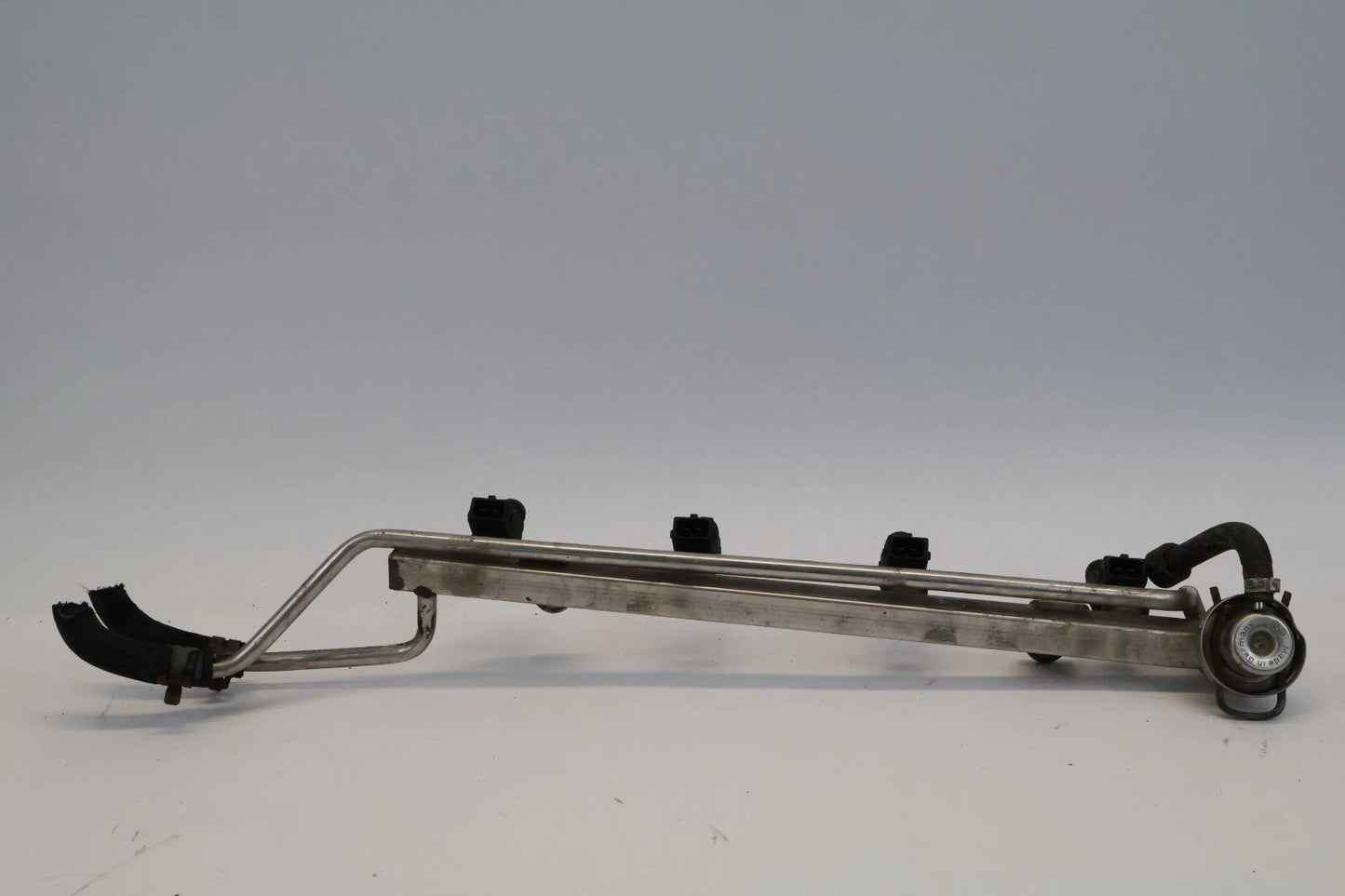 2002-2004 VOLKSWAGEN JETTA AT FUEL INJECTION RAIL W/ INJECTORS 06A-133-681-B