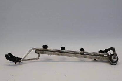 2002-2004 VOLKSWAGEN JETTA AT FUEL INJECTION RAIL W/ INJECTORS 06A-133-681-B