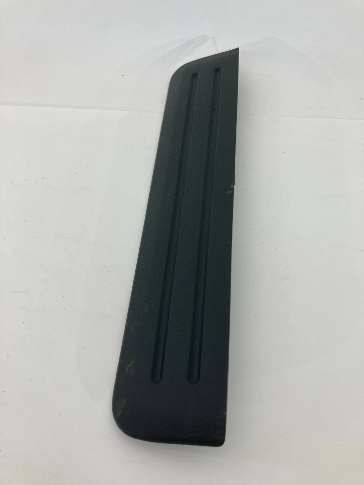 2003 KIA SORENTO REAR LEFT DRIVER SIDE DOOR STEP SILL TRIM PANEL 85882-3E000 OEM