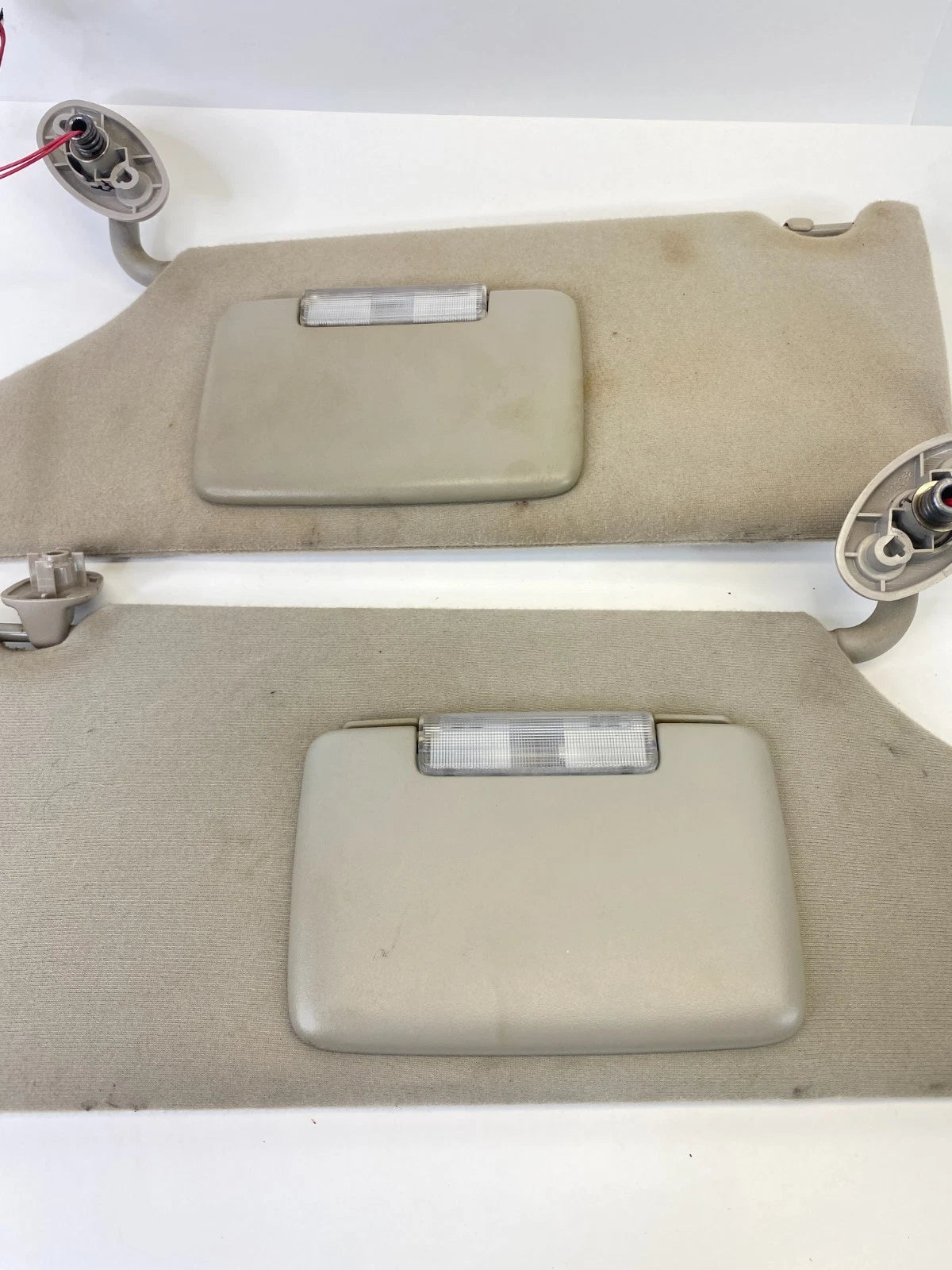 2005-2007 JEEP LIBERTY SUN VISOR PAIR SET DRIVER PASSENGER BEIGE W/ LIGHT OEM