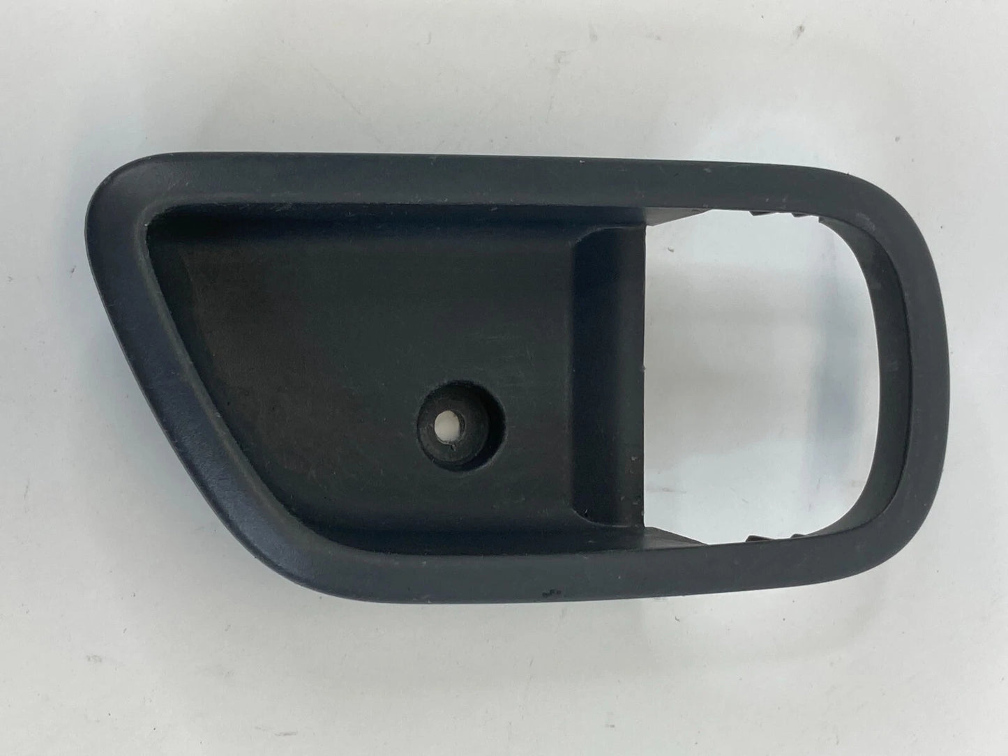 2009-2011 KIA RIO FRONT LEFT SIDE INTERIOR DOOR HANDLE BEZEL TRIM 82611-1G010