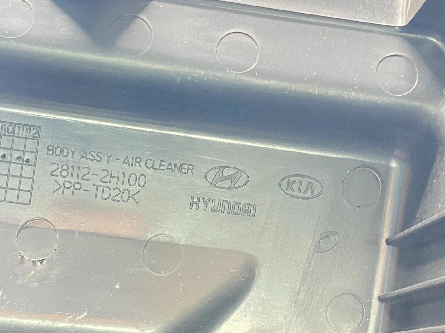 07-10 HYUNDAI ELANTRA SEDAN 2.0L AIR INTAKE CLEANER BOX LOWER COVER 28112-2H100