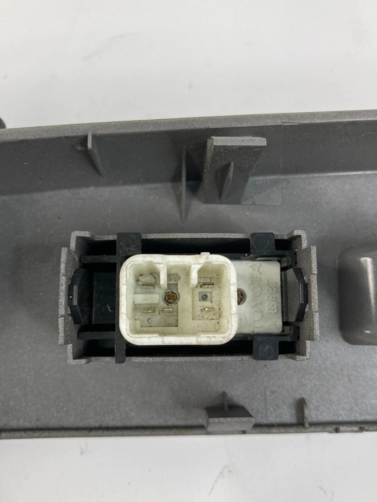 04-09 TOYOTA PRIUS FRONT RIGHT DOOR WINDOW CONTROL SWITCH BEZEL OEM 74231-47090