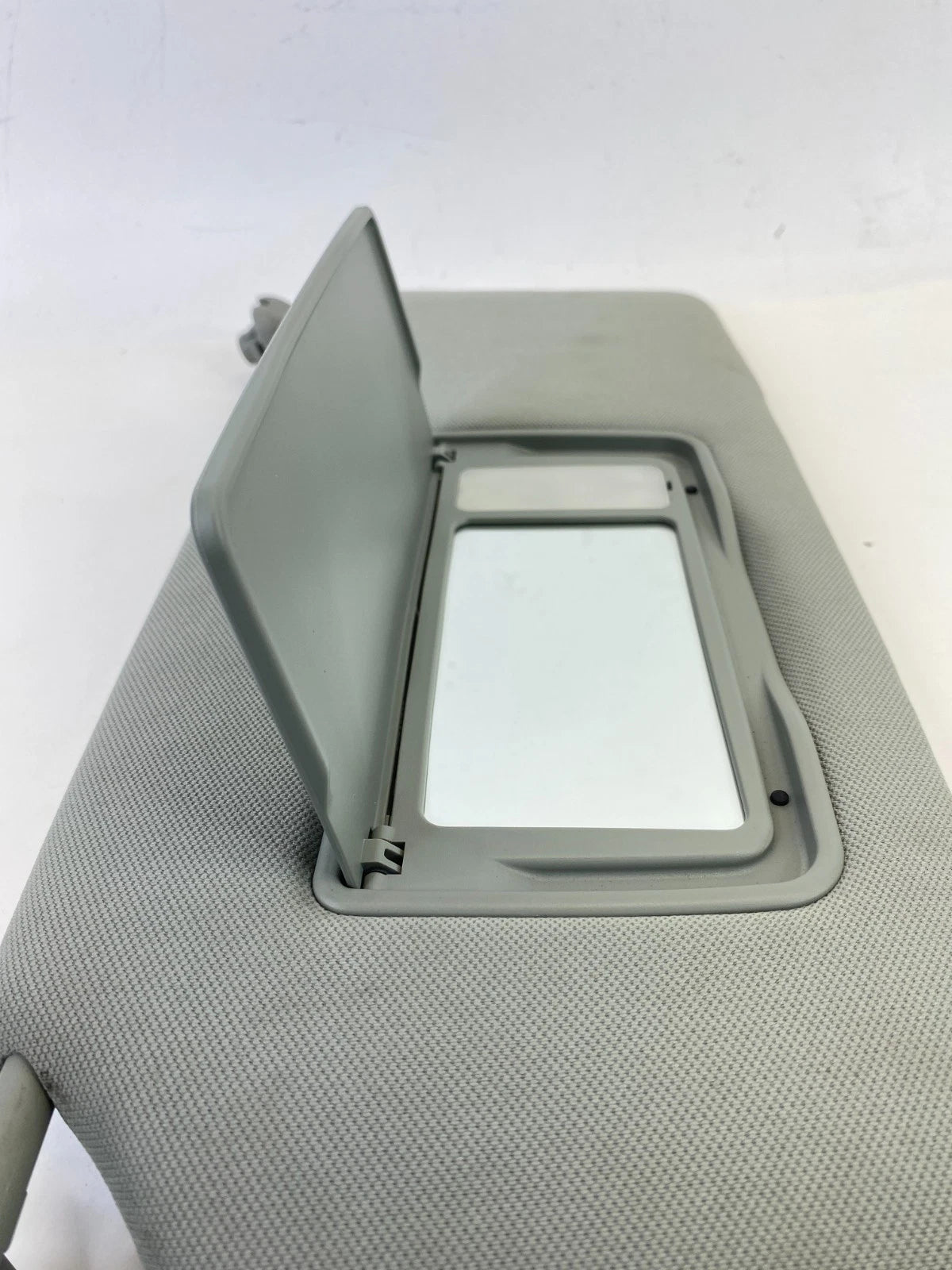 2005-2010 HONDA ODYSSEY LEFT DRIVER SIDE SUNVISOR SUN VISOR SHADE W/ LIGHT OEM