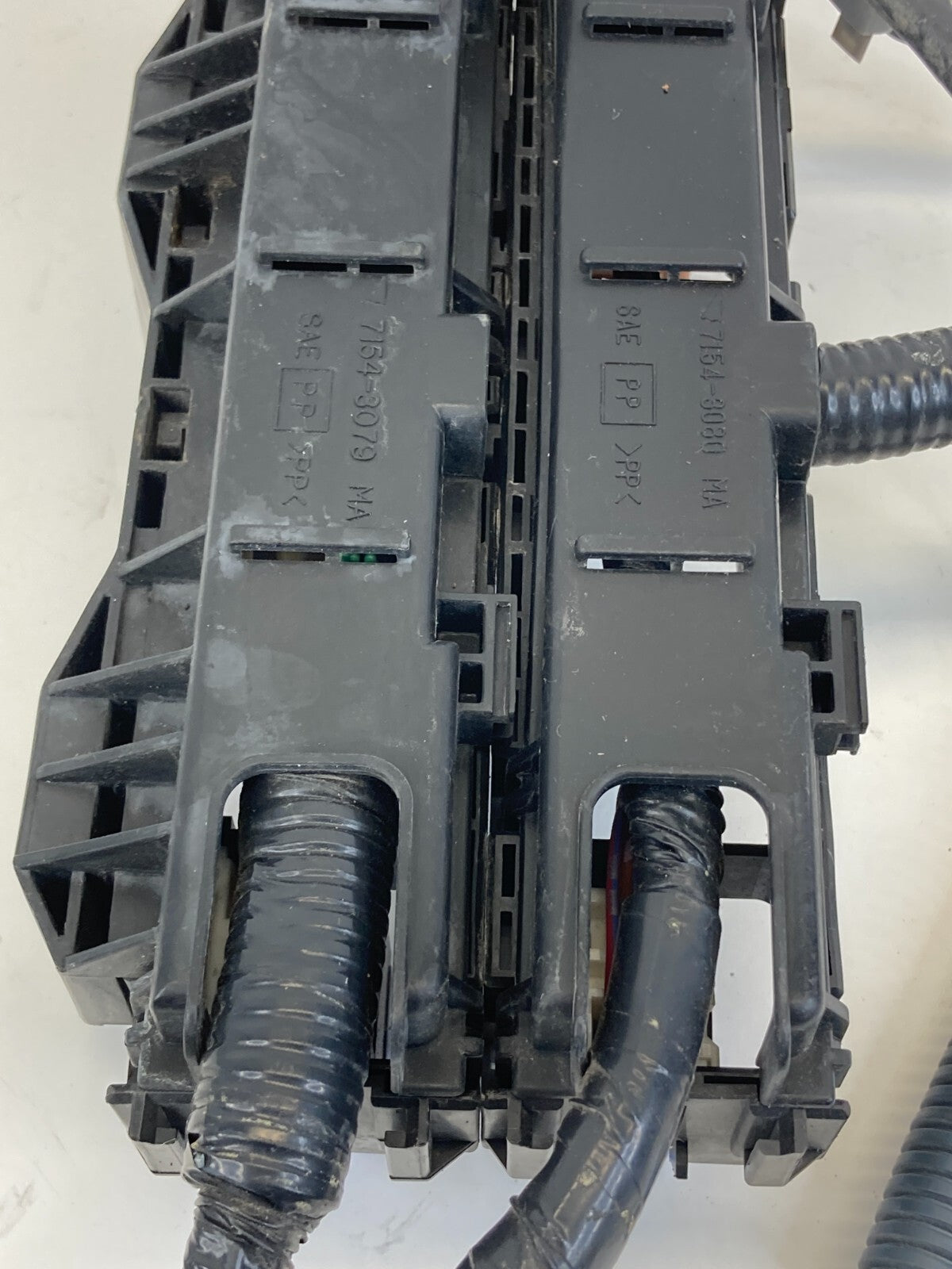 2001-2004 Nissan Pathfinder 3.5L Engine Bay Left Side Relay Box Fusebox 71543079